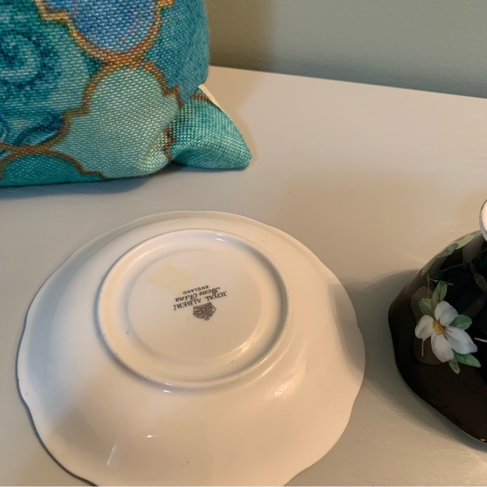 Royal Albert - Bone China England - Vintage Tea Cup and Saucer - Picture 8 of 10